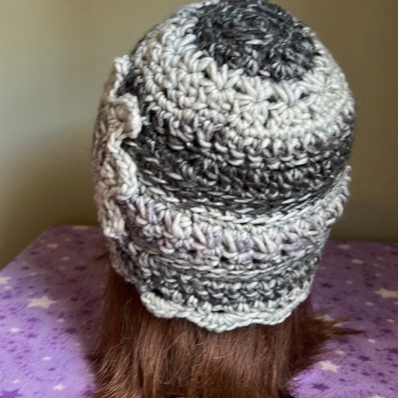 Crochet flower beanie single stand soft foam acrylic yarn medium - Picture 4 of 5